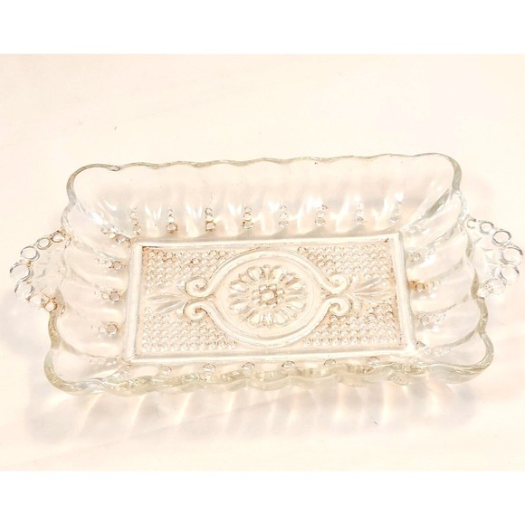 Vintage Clear Pressed Glass Oyster and Pearl Dresser Tray scalloped edges 8" - Picture 1 of 5